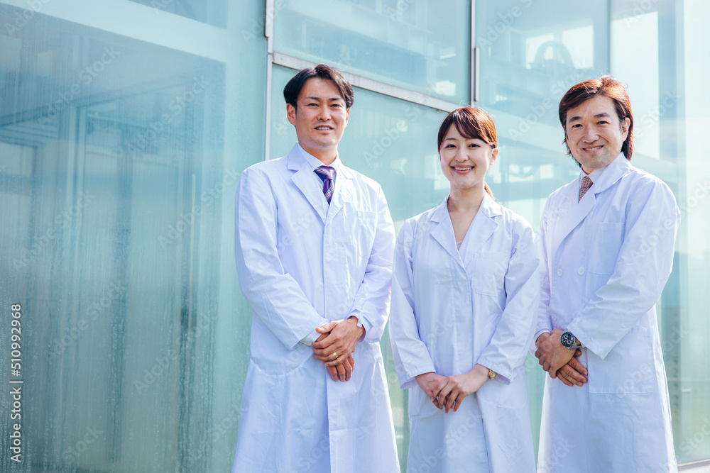 病院で働く白衣を着た男女(3人・医者・薬剤師)
病院で働く白衣を着た男女(3人・医者・薬剤師)