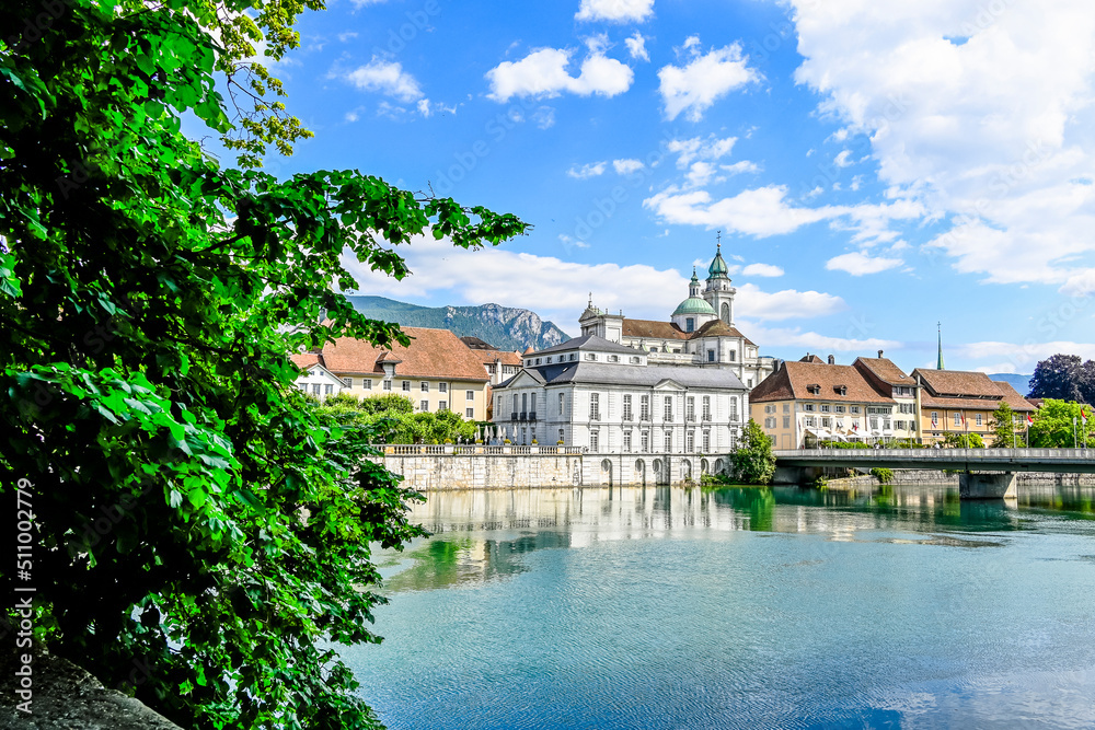 Fototapeta premium Solothurn, St. Ursen-Kathedrale, Aare, Kreuzackerbrücke, Altstadt, Kathedrale, Barock, Stadt, Fluss, Landhausquai, Uferweg, Sommer, Schweiz