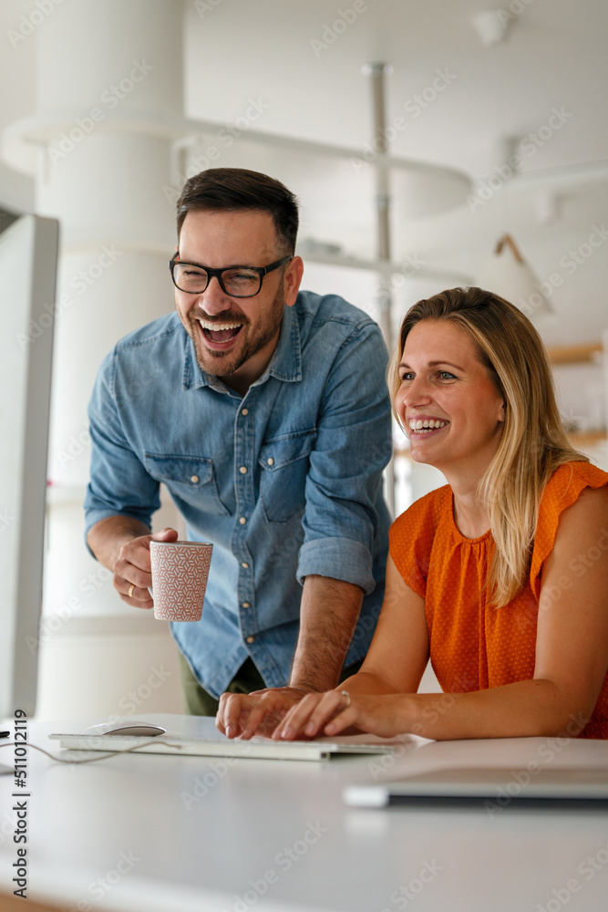 Obraz premium Programmers cooperating at IT company developing apps