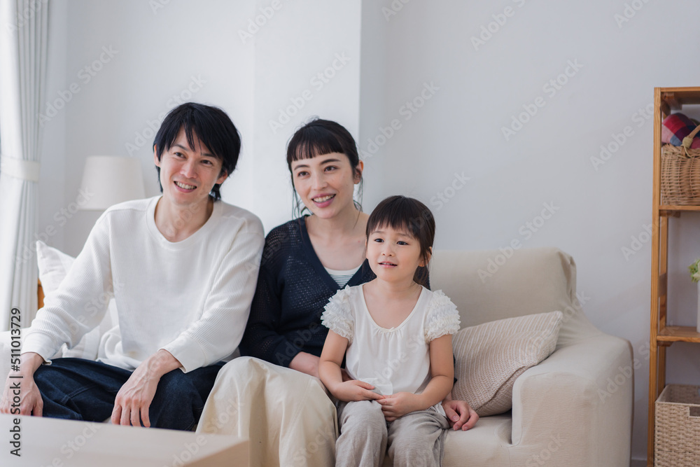 おうちで映画鑑賞をする家族 おうちで映画鑑賞をする家族