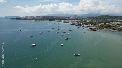 Obraz na płótnie Kota Kinabalu, Sabah Malaysia – June 15, 2022: The Tanjung Aru Beach, Fisherman Village and Shangri-La Hotel w salonie