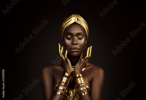 Tablou canvas Portrait closeup Beauty fantasy african woman face in gold paint