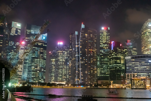 Fototapeta Naklejka Na Ścianę i Meble -  ビジネス街並みの高層ビル・シンガポールの観光名所マリナベイの夜景