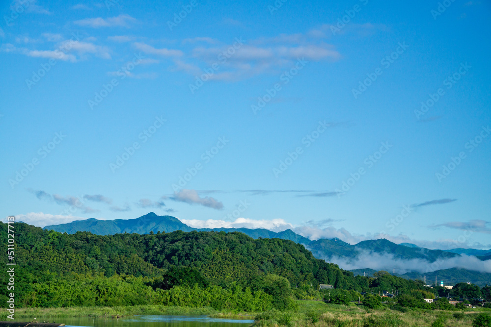 Naklejka premium 雨上がりの風景 多摩川と東京の山