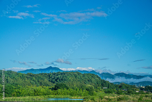 雨上がりの風景　多摩川と東京の山