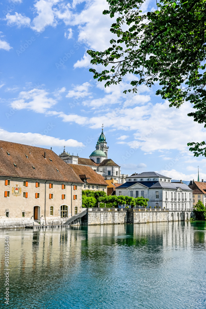 Obraz premium Solothurn, Aare, Altstadt, Kathedrale, St. Ursen-Kathedrale, Barock, Stadt, Fluss, Landhausquai, Kreuzackerbrücke, Uferweg, Sommer, Schweiz