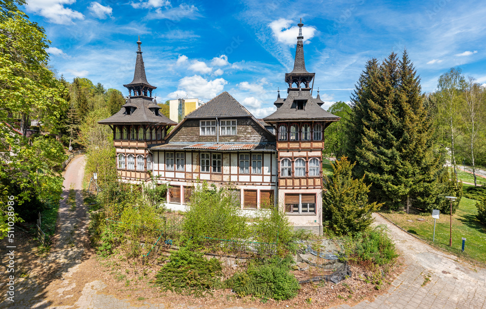 Fototapeta premium Eisenbahnerheim altes Hotel in Alexisbad Harz Selketal