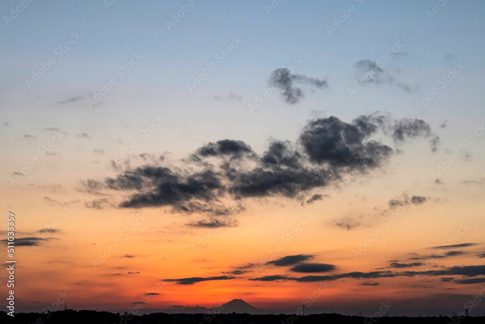 遥かなる富士山と夕焼け