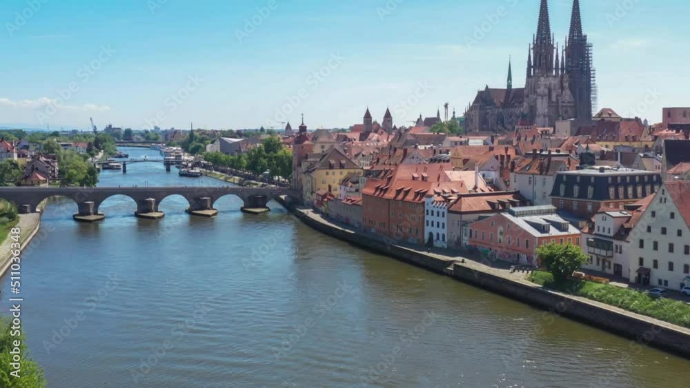 Filmmaterial der Stadt Regensburg in Bayern mit dem Fluss Donau dem Dom und der steinernen Brücke im Sommer, Deutschland