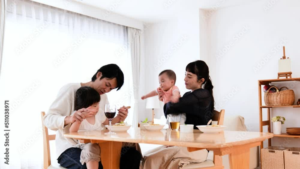おうちでランチを食べる家族 おうちでランチを食べる家族