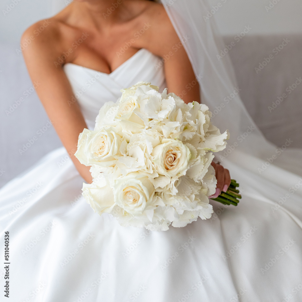 Naklejka premium Today is wedding day! Bride with bouquet of roses