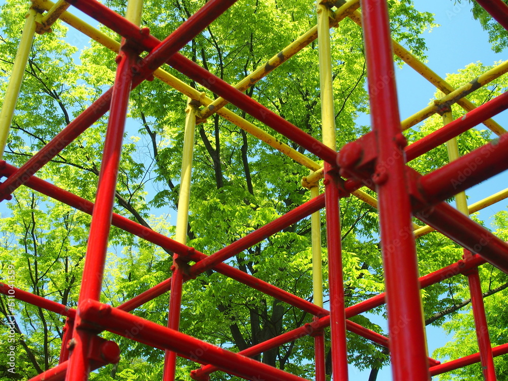 公園のジャングルジムと春の新緑の欅と青空