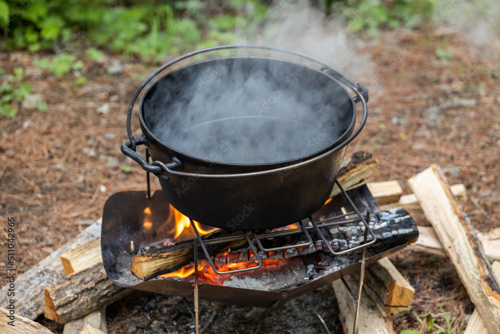 焚き火で料理 bonfire at a campsite or outdoors 焚き火で料理 bonfire at a campsite or outdoors