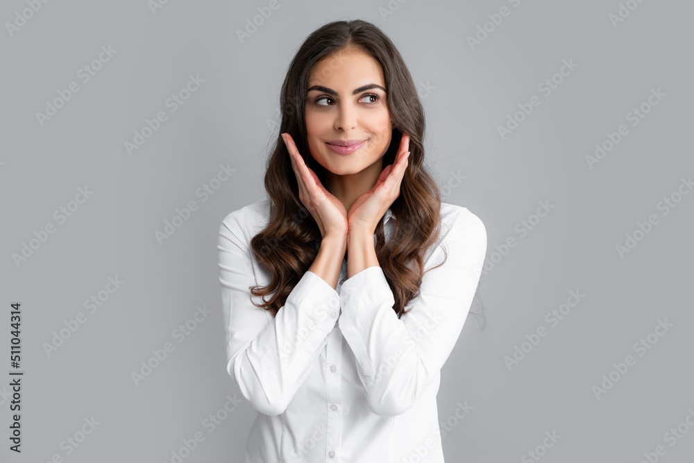 Portrait of young woman thinking, looking up empty space. Thoughtful serious model in studio looking away. Girl thought choose decide solve problems. Positive thinking.