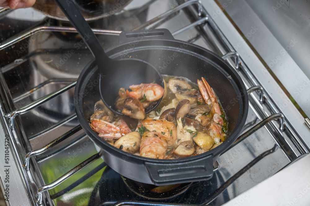 えびのアヒージョ (ajillo)Shrimp with garlic and olive oil えびのアヒージョ (ajillo)Shrimp with garlic and olive oil