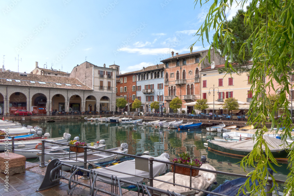 Hafen und historische Altstadt von Desenzano am Gardasee (Italien)