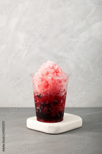 Foto Sweet shaved ice with tapioca pearls in disposable plastic cup