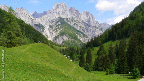 Wanderer vor impossanter Bergkulisse im Klausbachtal bei Ramsau (bei Berchtesgaden) mit Blick auf das große Mühlsturzhorn, Grundübelhorn, Häuselhorn