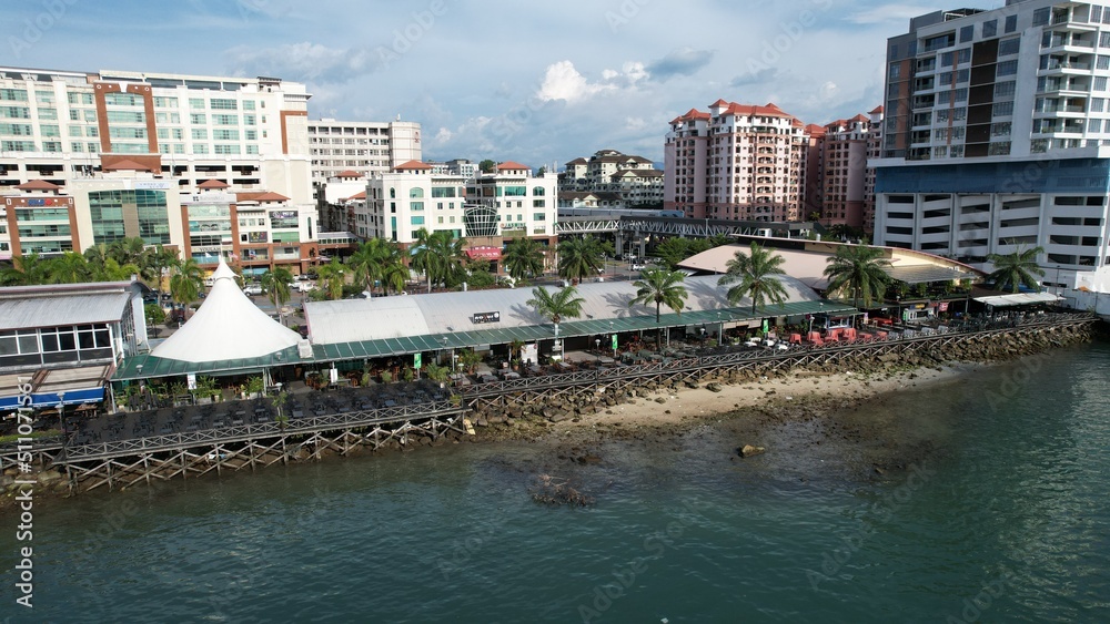 Obraz premium Kota Kinabalu, Sabah Malaysia – June 14, 2022: The Waterfront and Esplanade Area of Kota Kinabalu City Centre
