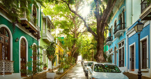 Tableau sur toile Panoramic photo of Old San Juan street in Puerto Rico
