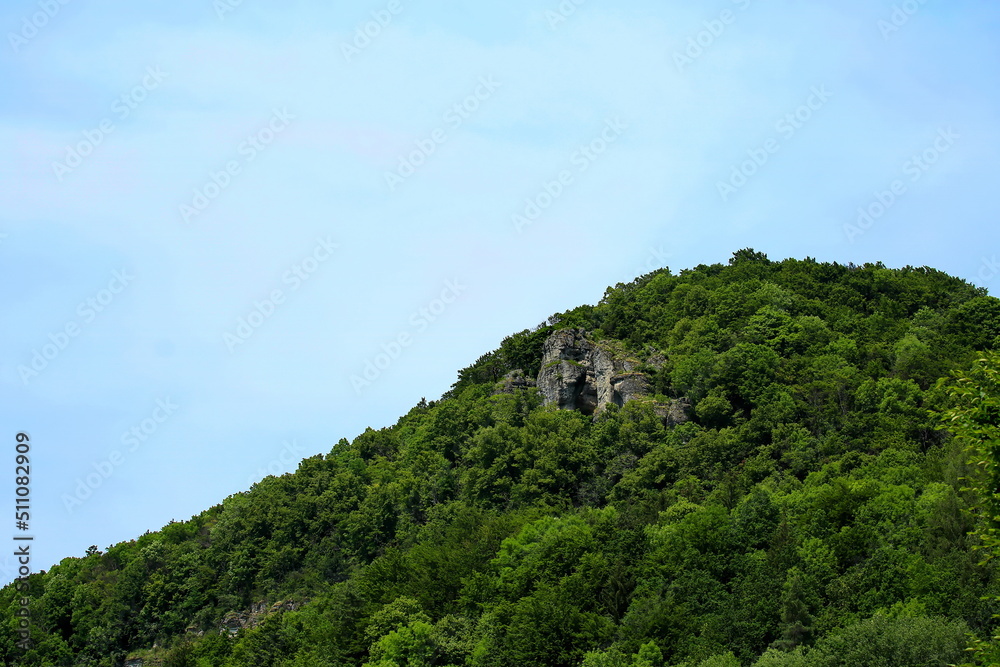 Die Natursteinbrücke oder Arch bei Happurg ist ein Wunder der Natur und durch Erosion entstanden. Die Natursteinbrücke oder Arch bei Happurg ist ein Wunder der Natur und durch Erosion entstanden.