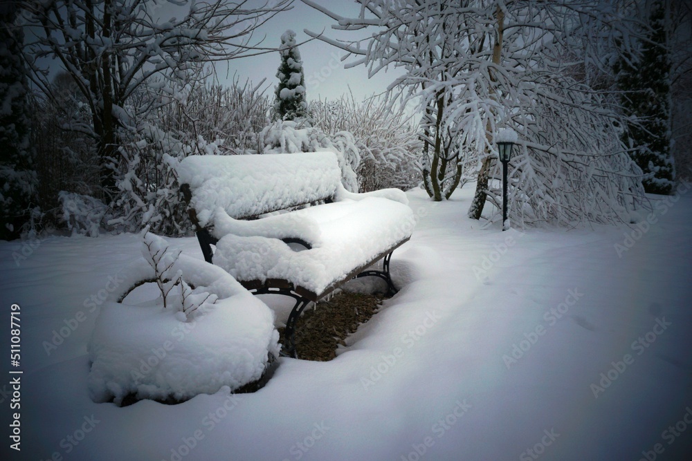 Gruba pokrywa śniegu na parkowej ławce  - obrazy, fototapety, plakaty 