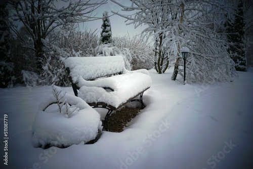 Gruba pokrywa śniegu na parkowej ławce 
