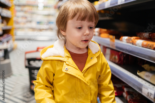 child in the market goes shopping © Svetlana Repnitskaya