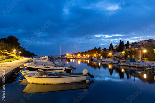 Obraz na płótnie night shot of harbor village molat in croatia w salonie
