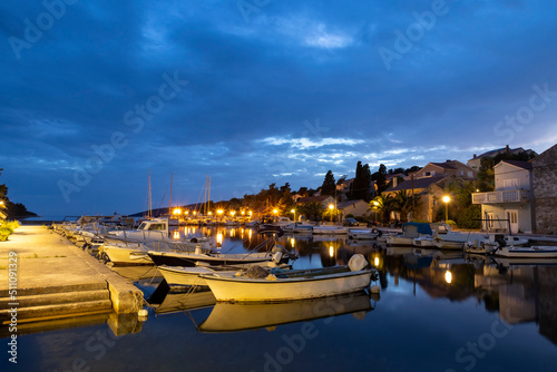 Obraz na płótnie night shot of harbor village molat in croatia w salonie