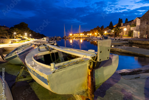 Obraz na płótnie night shot of harbor village molat in croatia w salonie