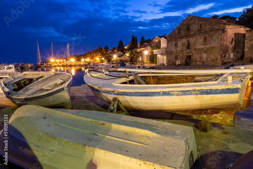 Obraz na płótnie night shot of harbor village molat in croatia w salonie