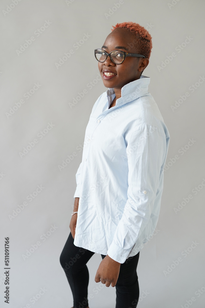 Obraz premium young modern black woman on grey background