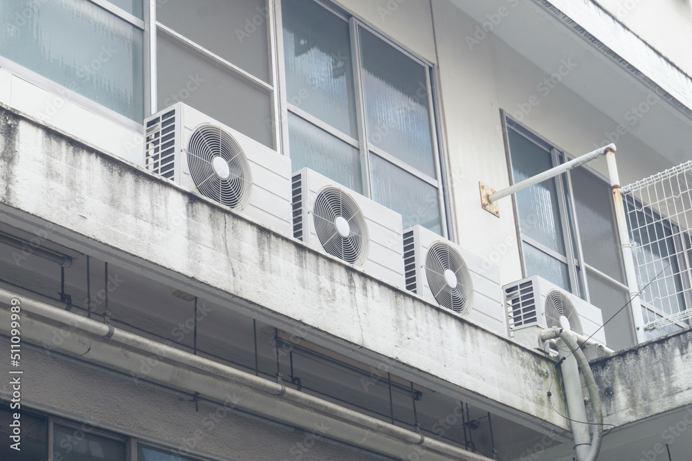 Fototapeta premium 室外機 二階建て 外側