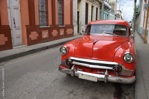 Fototapeta Naklejka Na Ścianę i Meble -  Old car in a street of Santa Clara, Cuba