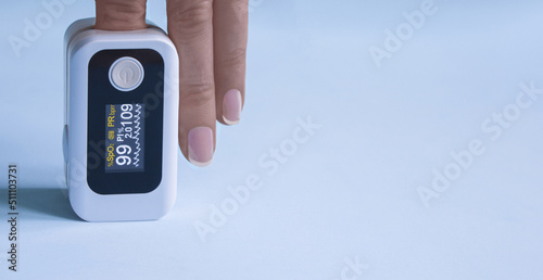 Schilderij op canvas female fingers are inserted into a pusoximeter with a high pulse reading - tachycardia