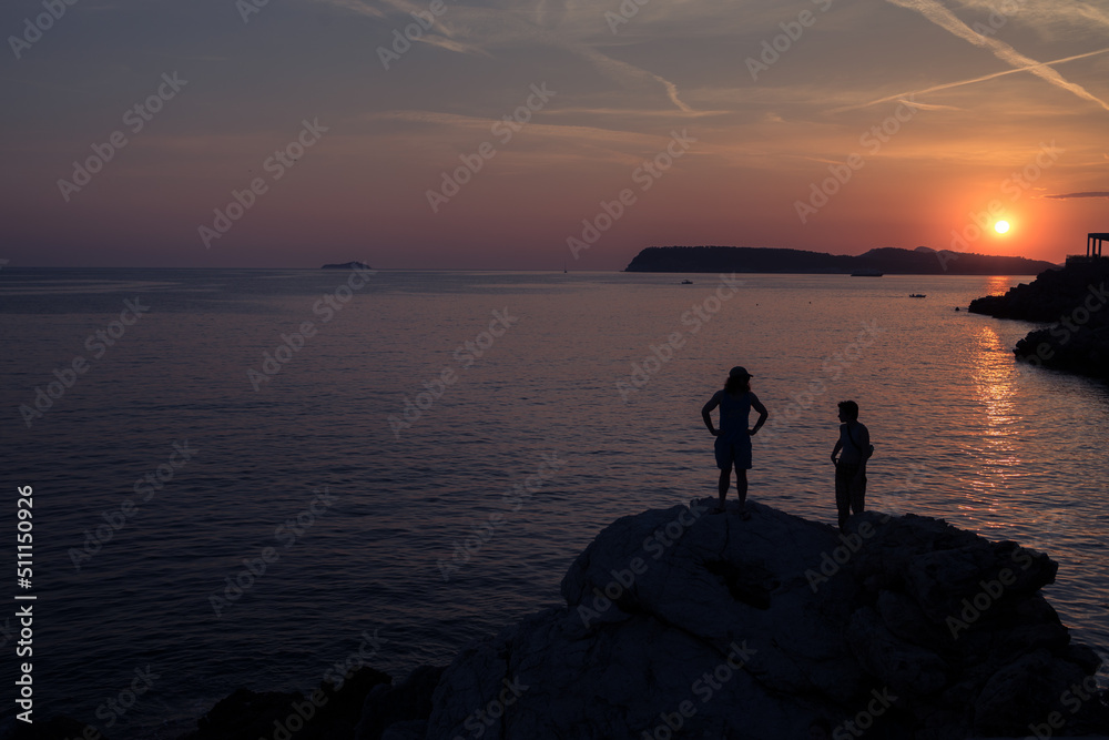 Silhueta de casal feliz no mar no pôr do sol.