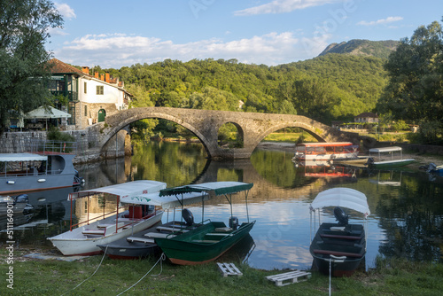 Fototapeta Naklejka Na Ścianę i Meble -  ponte de pedra espelhada no lago Shkodra em Montenegro