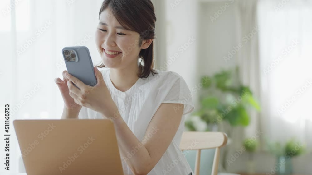 パソコンをしながらスマホを見るミドル女性 パソコンをしながらスマホを見るミドル女性