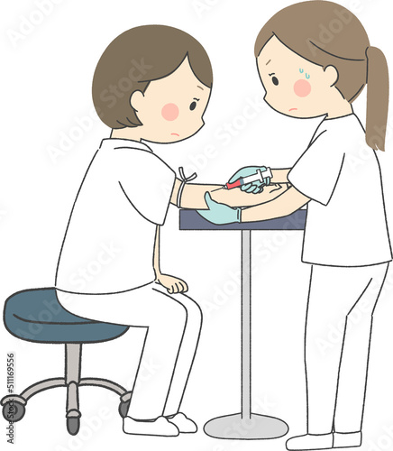 採血の練習をする新人看護師