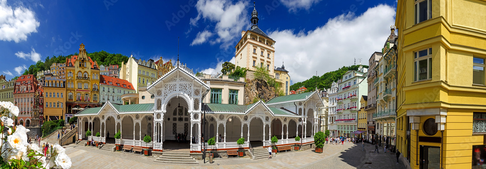 Marktkolonnade und Schloss in der Altstadt von Karlsbad, Karlovy Vary, Tschechien