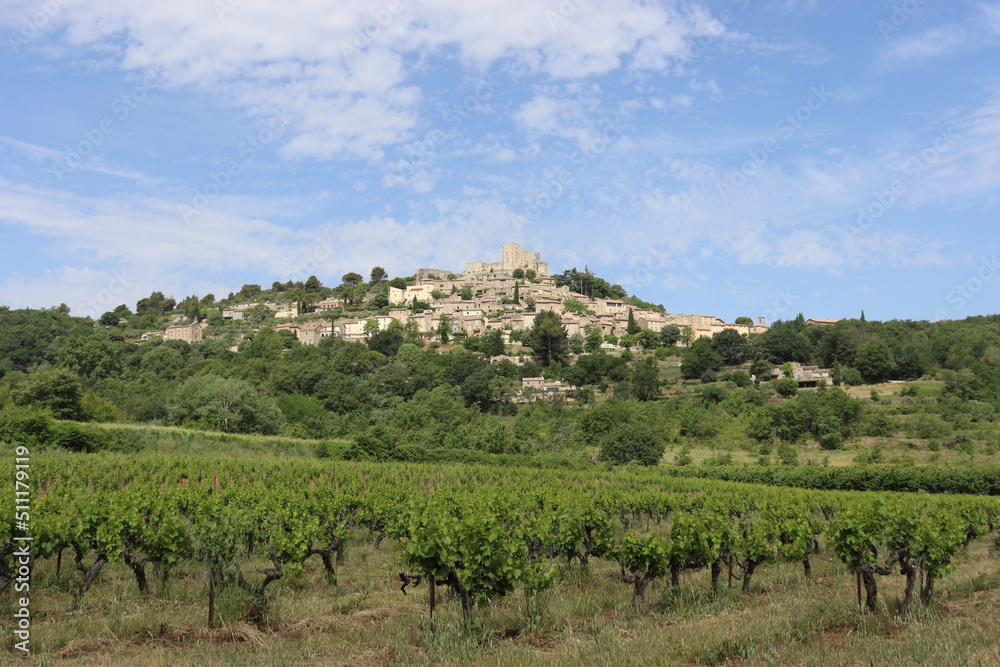 Blick auf das Dorf Lacoste im Luberon, Provence, Frankreich Blick auf das Dorf Lacoste im Luberon, Provence, Frankreich