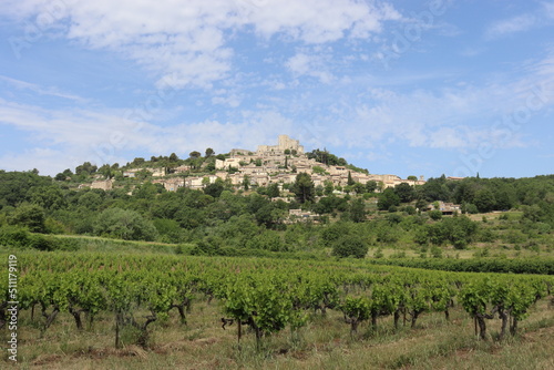 Blick auf das Dorf Lacoste im Luberon  Provence  Frankreich