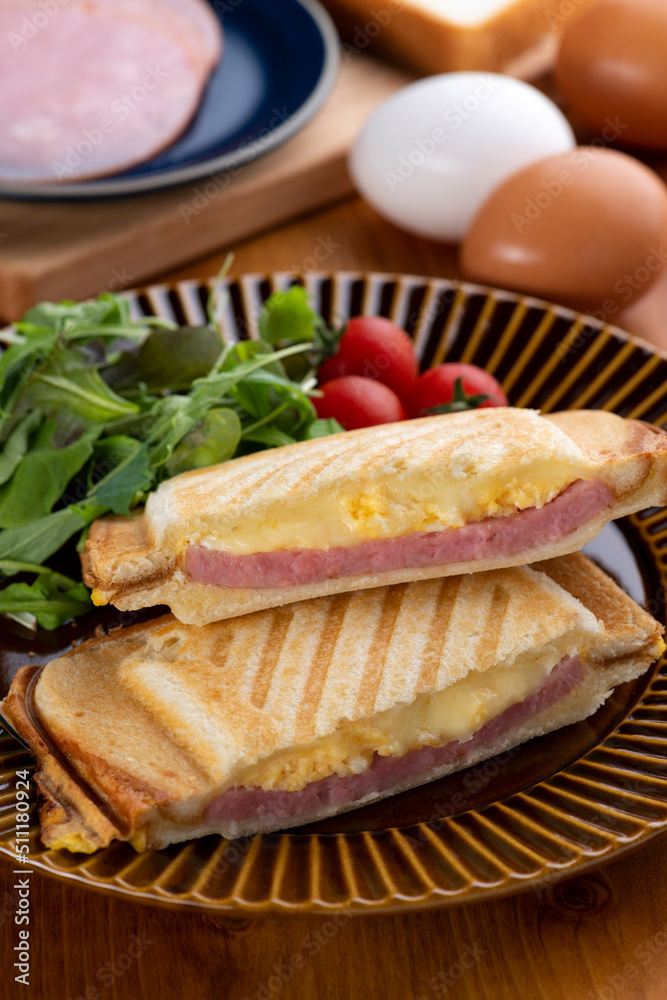 ホットサンドメーカーで玉子とハムとチーズを食パンで挟んだホットサンドを作る ホットサンドメーカーで玉子とハムとチーズを食パンで挟んだホットサンドを作る
