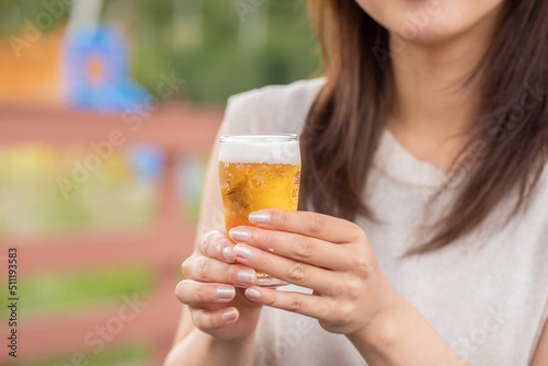 グラスビールを持つ女性　beer	