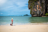 Mujer turista caminando por playa exótica, en Railay Beach, Tailandia	