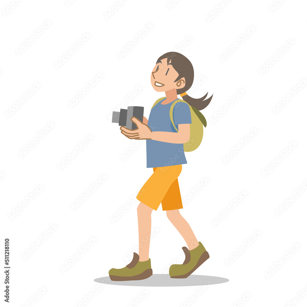 カメラで撮影しながら歩く少女 カメラで撮影しながら歩く少女