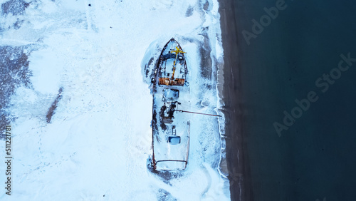 Foto The sea and an abandoned ship in the snow