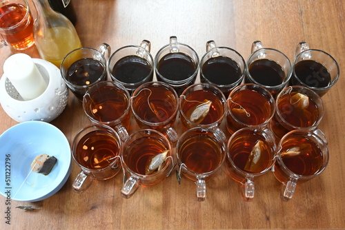 Photo full mugs with tea in a row