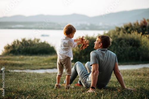 Canvas Print dad and son play on the seashore, vacation with children